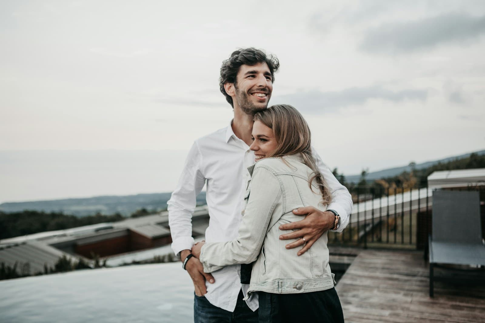 Cuplu îmbrățișându-se cu căldură, ilustrând terapia de cuplu și familie