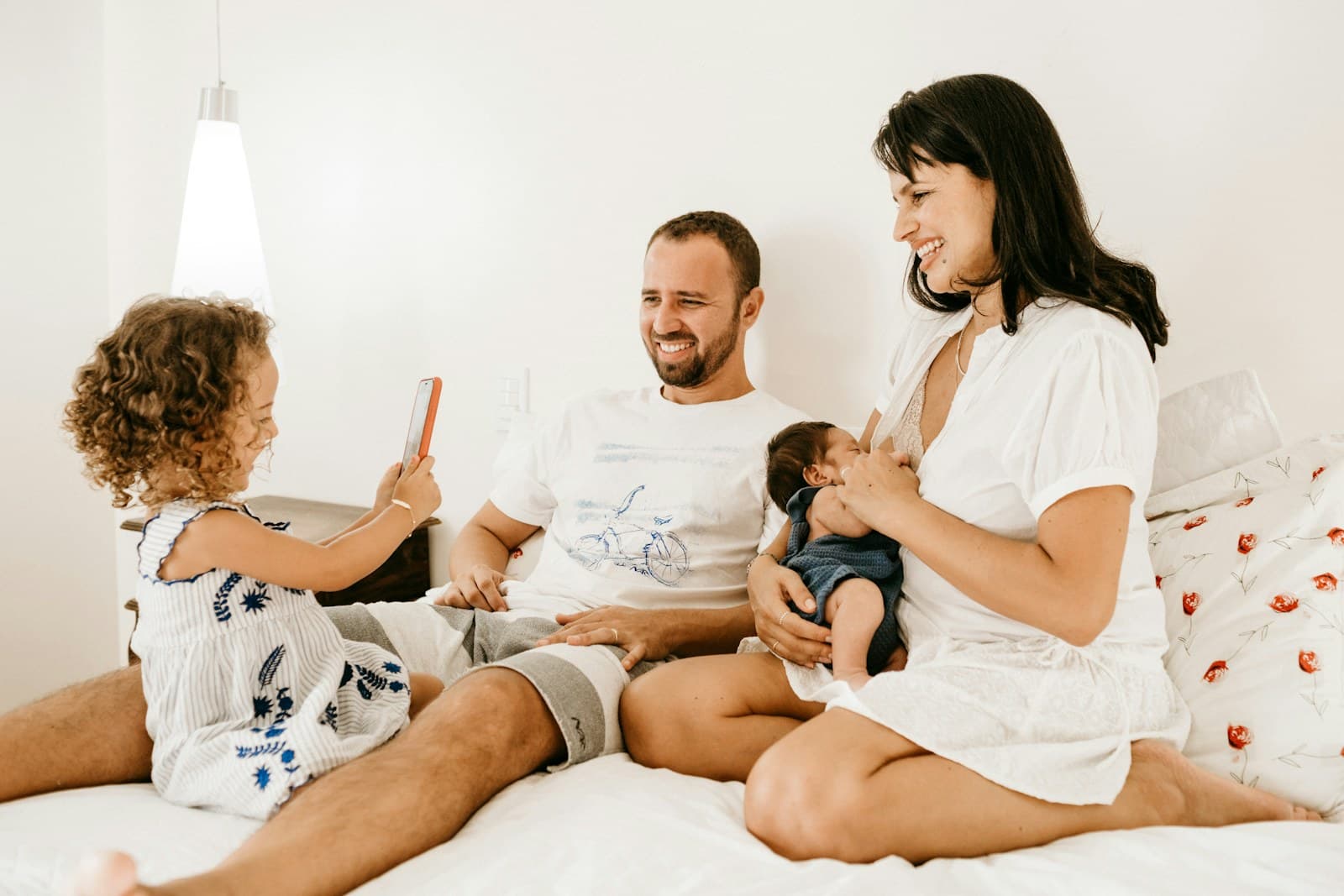 Doi părinți și copiii lor într-un moment cald acasă, ilustrând co-parentingul